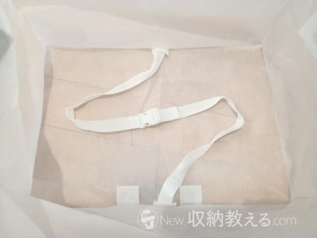 東和産業/Kufu収納袋付き圧縮袋棚上用には内側に固定ベルトが付いている