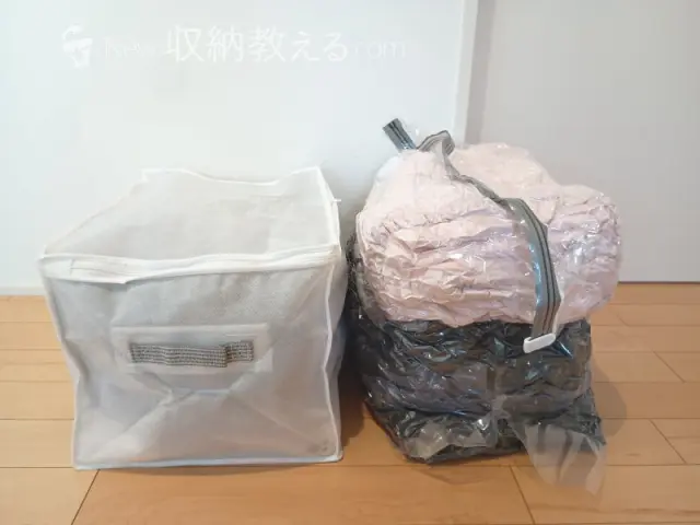 東和産業・布団圧縮袋棚上用をスティック掃除機で1/2程度に圧縮