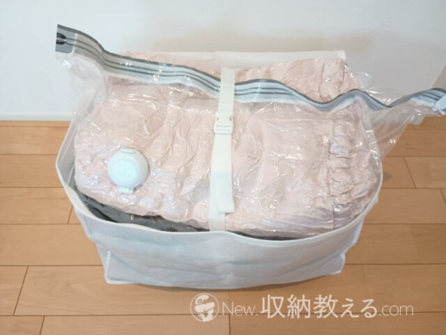 東和産業/Kufu収納袋付き圧縮袋棚上用に圧縮した毛布5枚を収めた状態