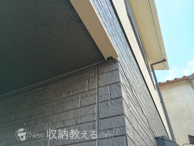防犯カメラの電源ケーブルはワイヤーステッカーで固定