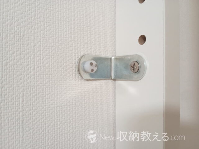 ドウシシャ/天井に突っ張らない薄型壁付けラック9段は石膏ボード壁用ピンで固定