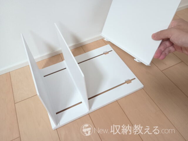 山崎実業/幅伸縮バッグスタンドtowerは台座に仕切り板を挿し込んでスライドさせるだけで組み立て完了