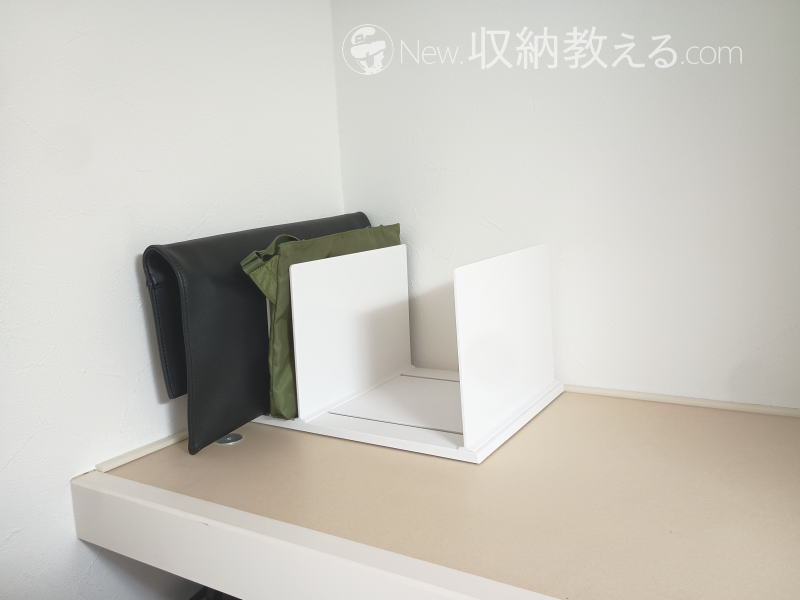 山崎実業／幅伸縮バッグスタンドtowerをクローゼットの枕棚の上に乗せると奥行を持て余す