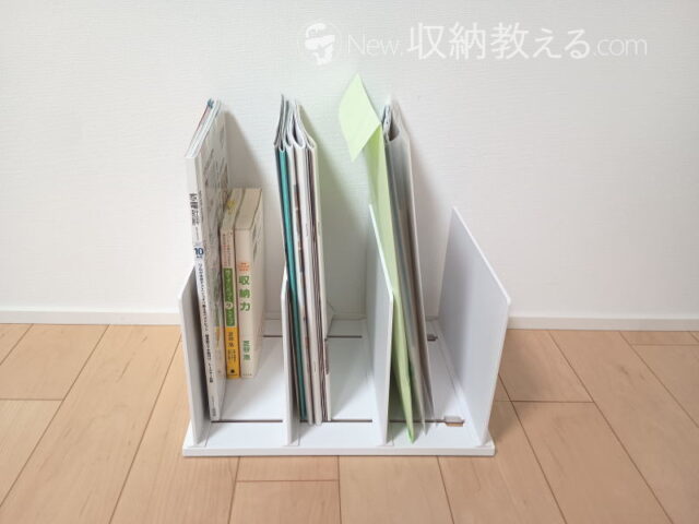 山崎実業/幅伸縮バッグスタンドtowerはブックエンド代わりにして雑誌や書類の収納も可能