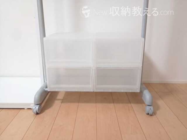 ドウシシャ/キャスター付スリムハンガーS CSH-60も無印良品の「ポリプロピレン小物収納ケース・大」が2つ並ぶ