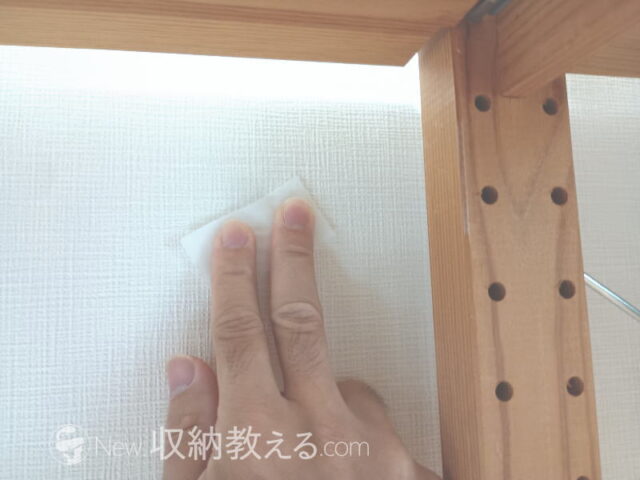補助シートを貼る場所をアルコールパッドでキレイにする