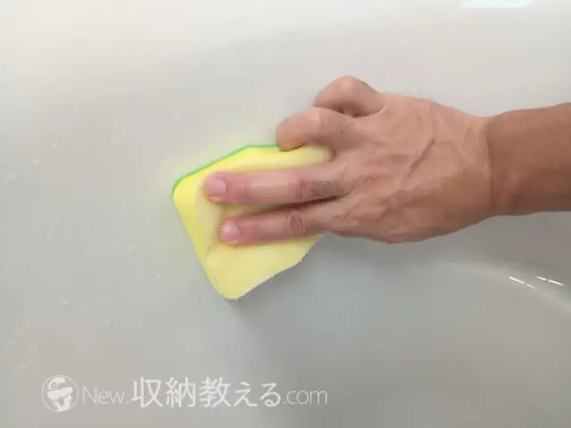 東和産業/ユニットバス用ブラシスポンジは浴槽の曲面なども洗いやすい